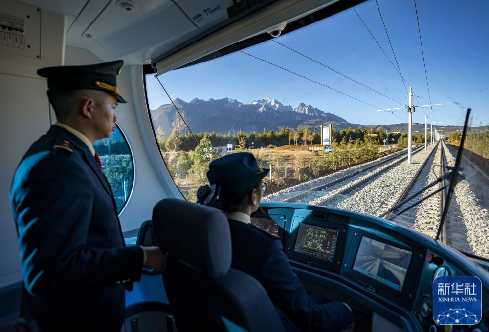 新华全媒丨连接丽江古城和玉龙雪山的丽江观光火车通车
