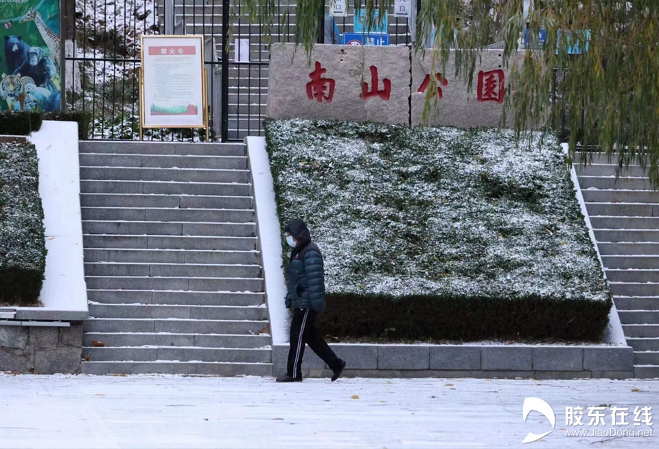 组图：烟台迎来今冬首场降雪