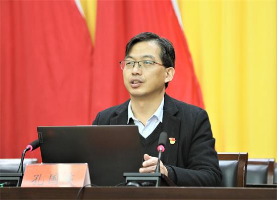 学习宣传贯彻党的二十大精神省委宣讲团报告会在信阳市光山县举行_fororder_省委宣讲团专家、南水北调干部学院特聘教授、南阳农业职业学院院长孔国庆作宣讲报告.JPG