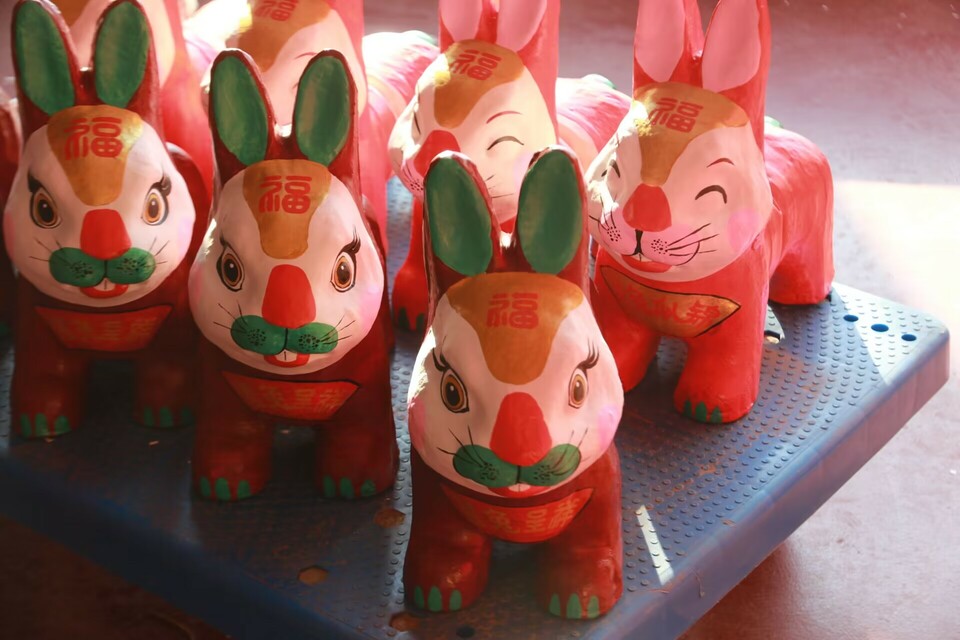 潍坊高密：萌萌的兔子来了，泥塑艺人创作加工迎新年