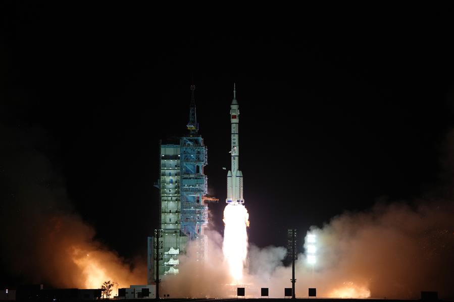 11月29日,神舟十五号载人飞船与长征火箭成功分离,进入预定轨道,飞行