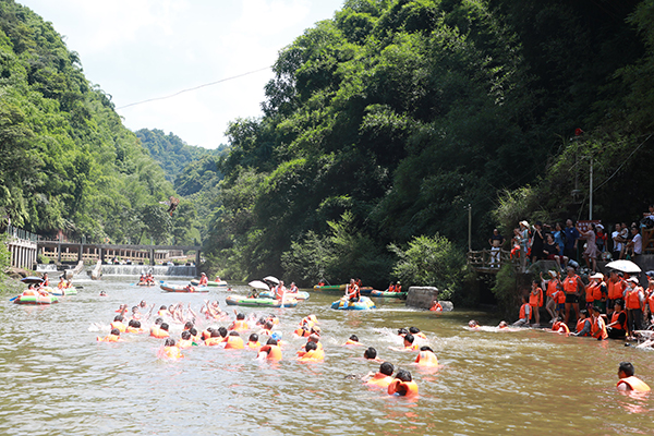 川南唯一 四川长宁入选中国旅游百强县市_fororder_游客在七洞沟景区游玩抢鸭子--长宁县委宣传部供图
