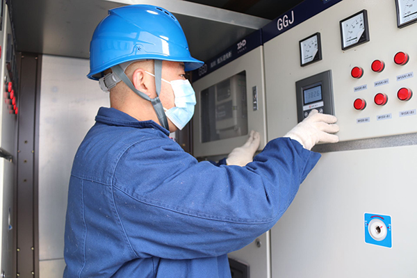 国网四川电力全力保障疫情防控重点用户可靠用电_fororder_电力工作人员在酒精，消毒液生产企业检查供电设备----摄影-王杨圣贤