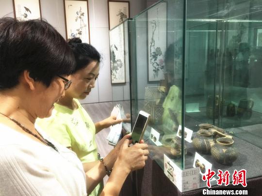 甘肃民间收藏家展出“世量稀少”新石器彩陶文物