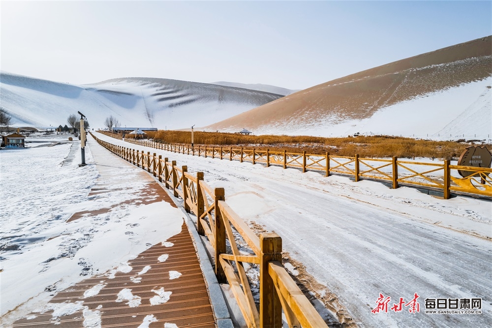 【轮播图】敦煌：沙雪交融绘大漠 碧波荡漾月牙泉_fororder_5