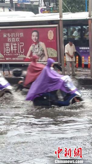 雲南昆明突降暴雨致一施工地鐵站被淹 12人被困