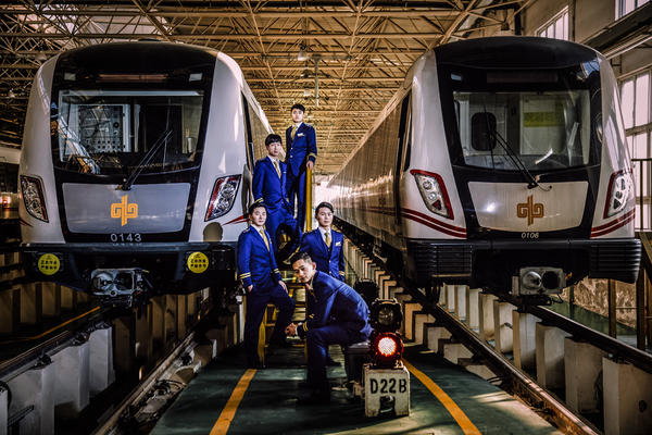 郑州地铁乘务员宣传照堪比大片为帅哥哥打call