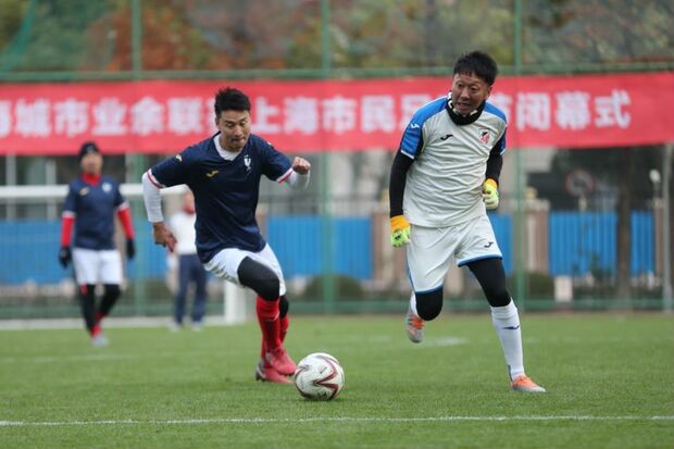 【圖説上海】上海市民足球節頒發特別版“大力神盃”