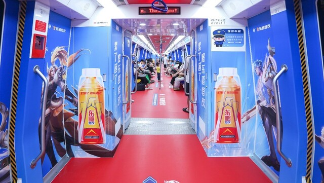 地铁广告出圈 东鹏特饮红色能量席卷全国
