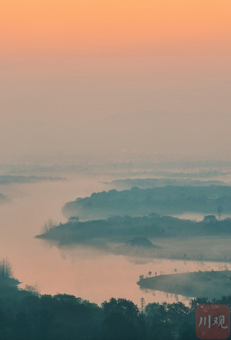 成都晨雾仙境映湖面红日升腾照四方