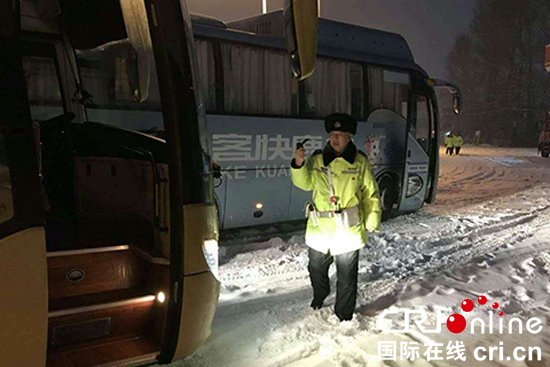 圖片默認標題_fororder_550圖二：大雪中交警在路邊疏導交通。攝影 李鵬