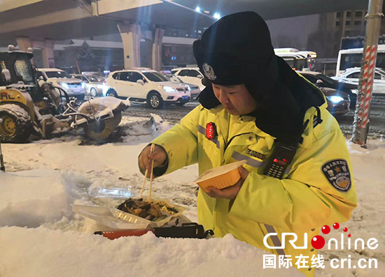 图片默认标题_fororder_550图四：大雪中执勤交警在路边就餐。摄影 李鹏