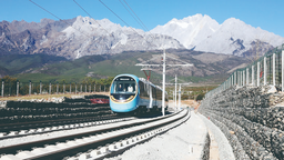 全球首列全景观光山地旅游列车试运行