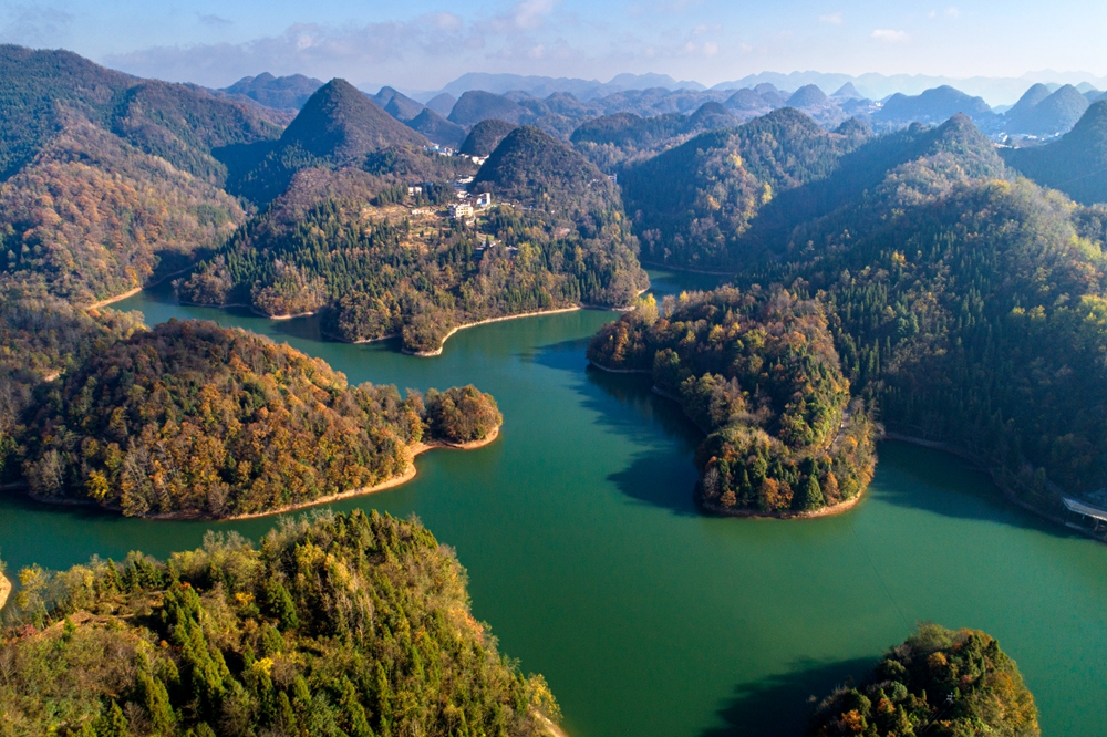 百里杜鹃湖色彩斑斓 风景如画_fororder_2022年11月27日拍摄的贵州省毕节市百里杜鹃管理区境内的百里杜鹃湖（无人机照片）。DJI_0005.JPG
