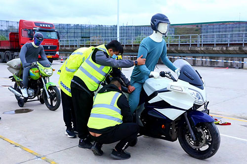 宜賓市公安局交通警察支隊開展汽車動態盲區暨摩托車室外試驗_fororder_摩托車變載荷試驗-供圖-宜賓市公安局交通警察支隊