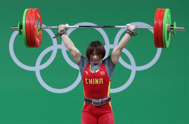 会女子举重69公斤级决赛中,中国选手向艳梅以261公斤的总成绩夺得冠军