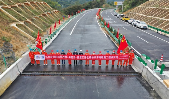 通车倒计时 广西田西高速公路全线伸缩缝施工完成_fororder_image001