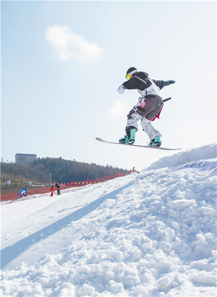 綠蔥坡滑雪場一年比一年火爆 湖北巴東冰雪經濟“熱”起來_fororder_02