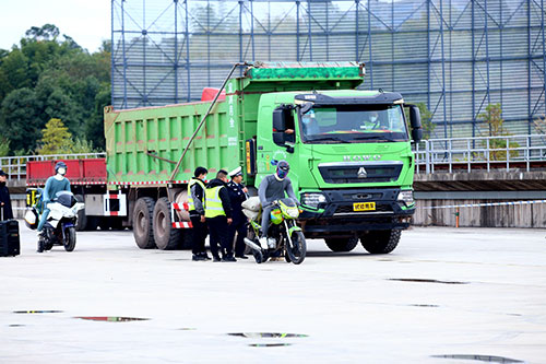 宜賓市公安局交通警察支隊開展汽車動態盲區暨摩托車室外試驗_fororder_車輛盲區碰撞試驗現場-供圖宜賓市公安局交通警察支隊