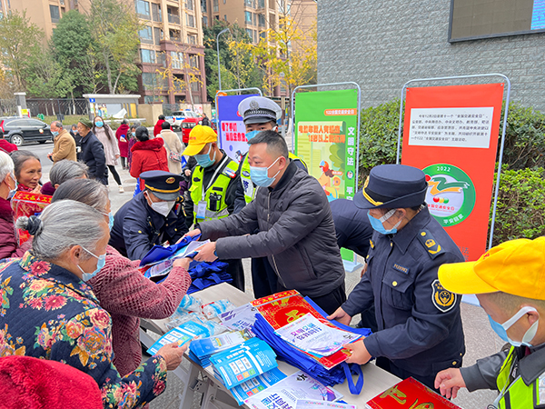 成都東部新區石板凳街道：交通宣傳進社區 貼近居民講安全_fororder_宣傳活動-攝影-胡智