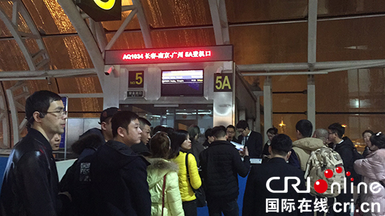 圖片默認標題_fororder_550圖二：北京時間2月28日20時30分，長春機場恢復開放，候機旅客排隊等待登機。攝影-李鵬