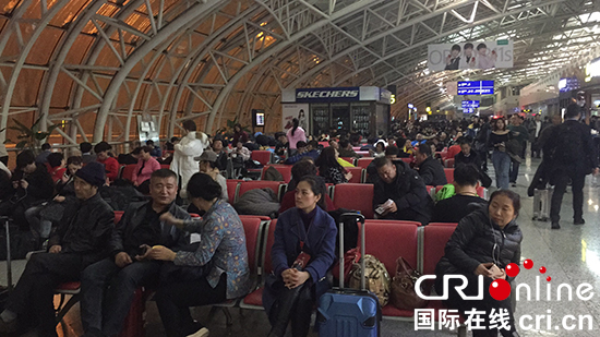 圖片默認標題_fororder_550圖三：滯留在長春龍嘉國際機場的旅客。攝影-李鵬