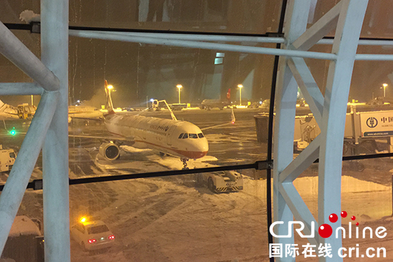 图片默认标题_fororder_550图四：机场清雪作业后航班恢复正常起降。摄影 李鹏