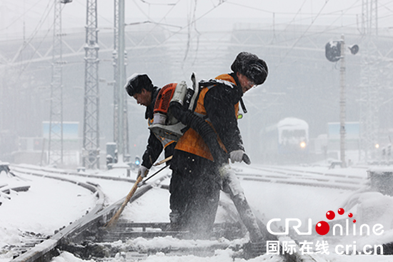 圖片默認標題_fororder_550圖五：長春火車站工作人員持風力除雪機進行清雪作業。攝影-李鵬
