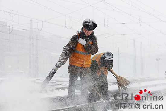 圖片默認標題_fororder_550圖六：長春火車站工作人員進行清雪作業。攝影-李鵬