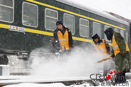 圖片默認標題_fororder_550圖八：長春火車站工作人員清理鐵軌上的積雪。-攝影-李鵬