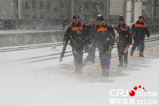 图片默认标题_fororder_550图十：长春火车站工作人员在站台清雪。-摄影-李鹏