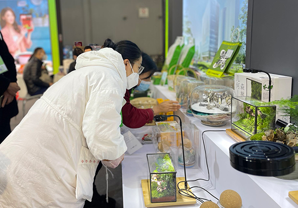 聚焦农博会②|非物质文化遗产成都“温江三绝”农产品“同框”亮相_fororder_市民参观产品-摄影-史华玉