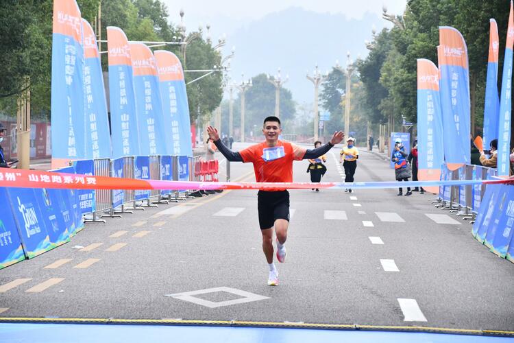 2022“奔跑贵州”山地跑系列赛 赤水河畔鸣笛起跑