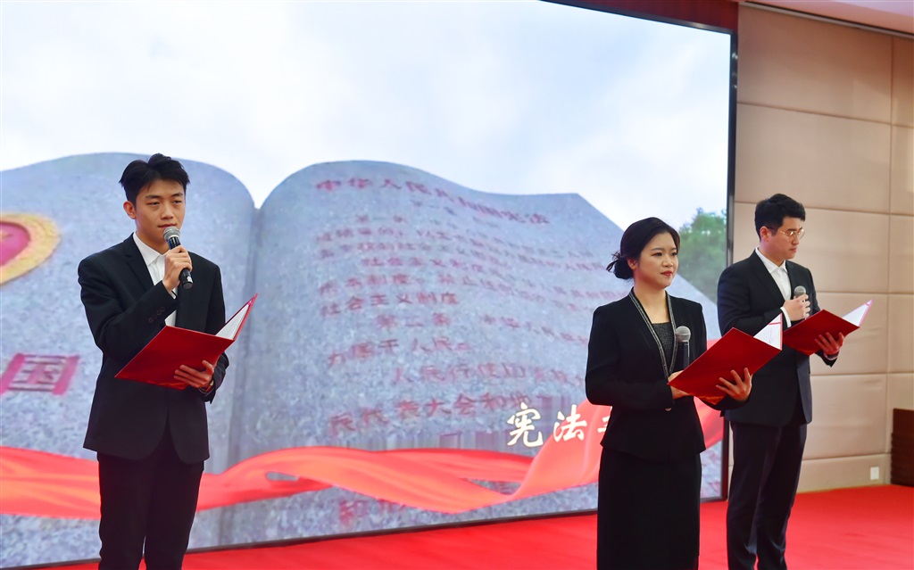 【热点新闻】上海工会启动2022年“宪法宣传周”主题活动