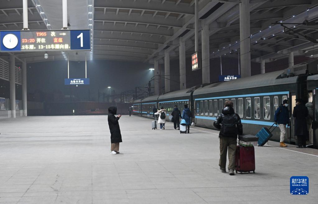 新疆開行“中國雪都·阿勒泰號”冰雪遊旅客列車