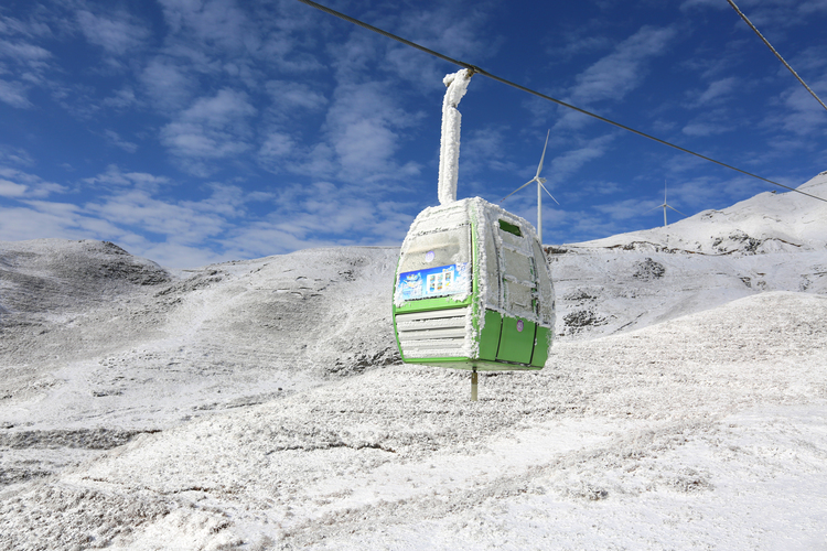 （中首）贵州屋脊韭菜坪雪景醉人 引来游人纷纷打卡