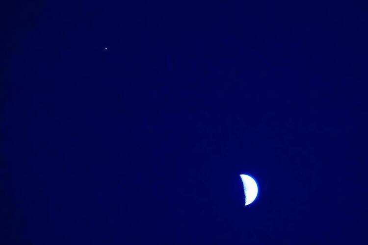 上弦月与明亮木星浪漫“同框”_fororder_fcapp_fe366f88-f947-4340-9cc7-11c2f54c5241_1672311875235