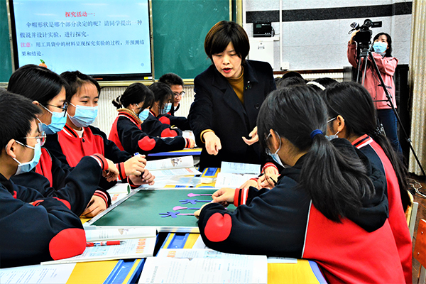 宜賓市“課堂教學大比武”高中生物市級決賽在敘州二中舉行_fororder_與同學們探究現場-攝影-林霞