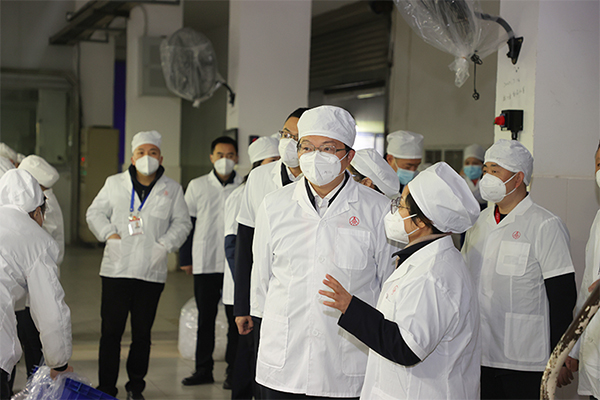 五粮液集团（股份）公司党委书记、董事长曾从钦率队开展元旦节前安全检查_fororder_听取汇报现场-供图-五粮液集团2