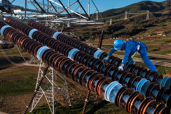 白鹤滩—浙江±800千伏特高压直流输电工程竣工投产_fororder_输电运检工人进行走线验收--摄影-安伟