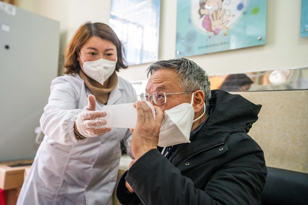 贵州毕节启动吸入式新冠疫苗接种_fororder_2022年12月29日，贵州省毕节市疾病预防控制中心，市民正在接种吸入式新冠疫苗。 (1)