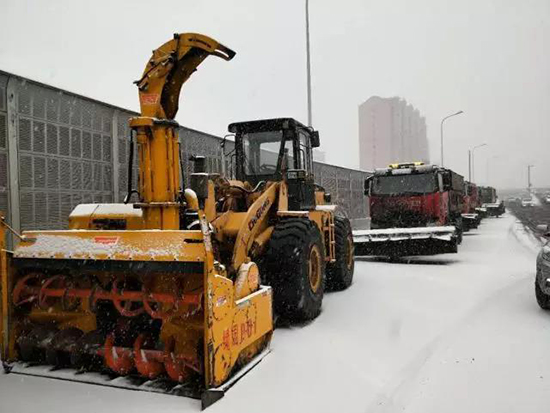 圖片默認標題_fororder_550大型清雪設備投入清雪中。