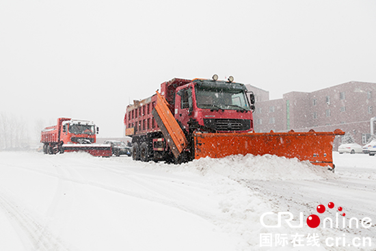 图片默认标题_fororder_550【图1】除雪工作。摄影 吴庆年 (2)