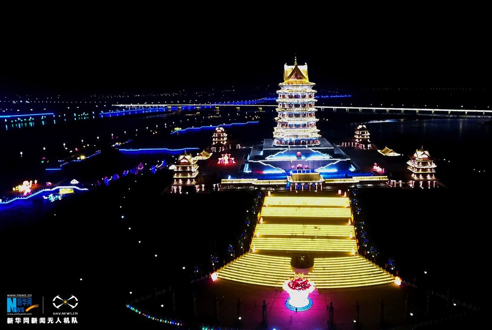 航拍中华黄河楼:璀璨灯火映新春 航拍中华黄河楼:璀璨灯火映新春