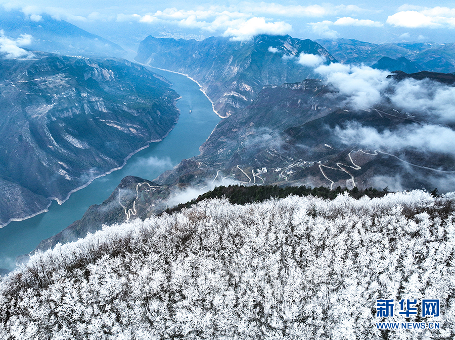 雪落三峡 山河如画