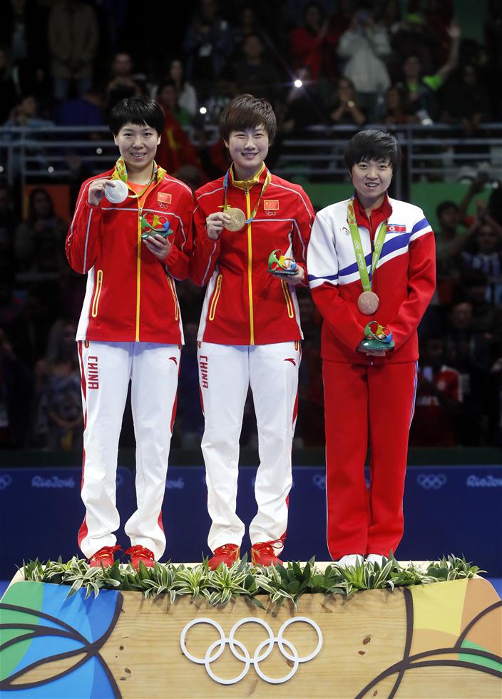 奥运会乒乓球女单决赛中,中国选手丁宁以4比3战胜同胞李晓霞,夺得冠军