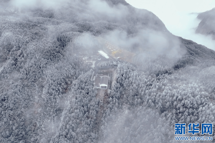 銀裝素裹 雪滿明月山