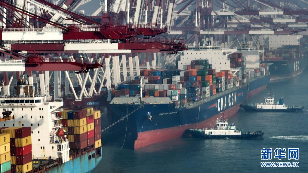 山东港口青岛港：大船频靠装卸忙