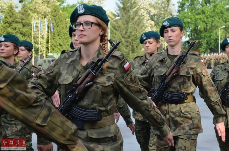 波兰陆军女兵与kbk akms步枪
