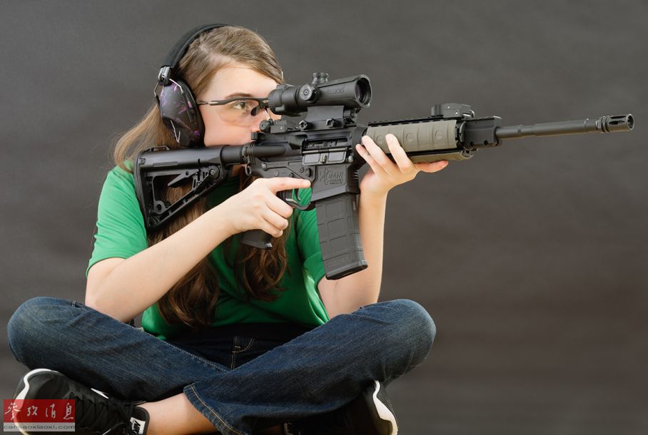 怒射吧美女!妹子据枪动作都那么销魂(组图)-国际在线军事频道